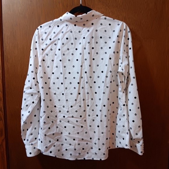 Chico's Women's White‎ & Black Dot Print No Iron Long Sleeve Button Down Shirt - Picture 5 of 5